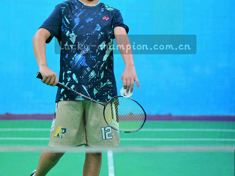 桌面俯视图，两块屏幕并排显示两支球队的数据曲线对比